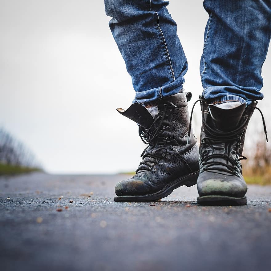 3 Pilihan Model Sepatu Boots Pria Terbaru Model sepatu boots pria adalah jenis sepatu boots pria terbaru yang cocok untuk digunakan baik untuk acara formal maupun semi formal.