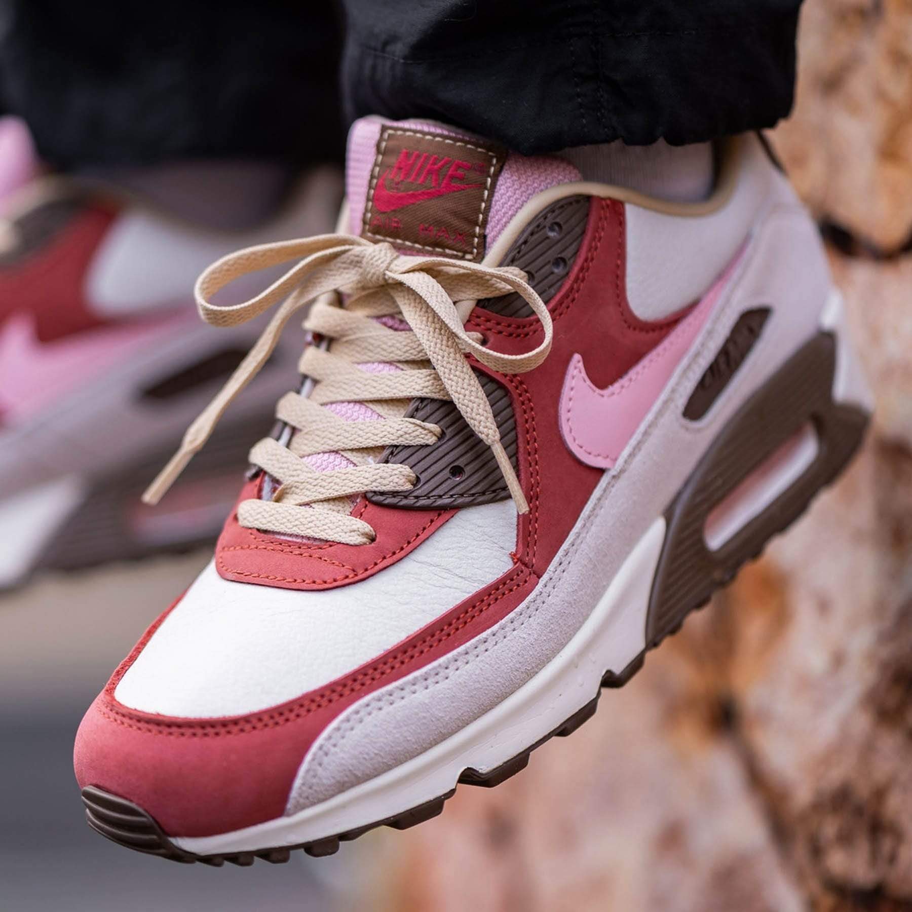 Berapa Harga Nike Air Max Terbaru? Sepatu merupakan alas kaki yang cukup penting digunakan untuk melindungi kaki dari cedera. Sepatu tidak hanya sekedar alas kaki, namun bisa juga digunakan untuk berbagai kebutuhan fashion hingga olahraga.