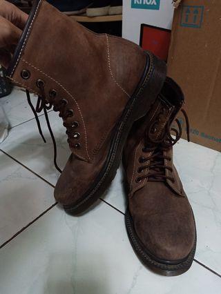 Harga Sepatu Kulit Asli Membeli sepatu kulit pria branded bisa menjadi pilihan yang tepat untuk Anda yang ingin memiliki sepatu kulit yang trendi, tahan lama dan berkualitas.