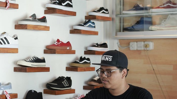 Ini Dia Tips Sebelum Berbelanja di Toko Sepatu Online Original Banyak orang yang kini lebih memilih berbelanja sepatu online.
