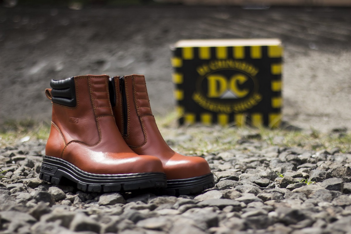 Kelebihan Sepatu Boots Safety Pria dari Fintoni Shoes Anda tentu pernah mendengar sepatu boots safety pria dari Fintoni. Brand ini mungkin tidak terkenal di kalangan mainstream, tapi di kalangan sepatu boots dan safety, brand ini sudah cukup dikenal.