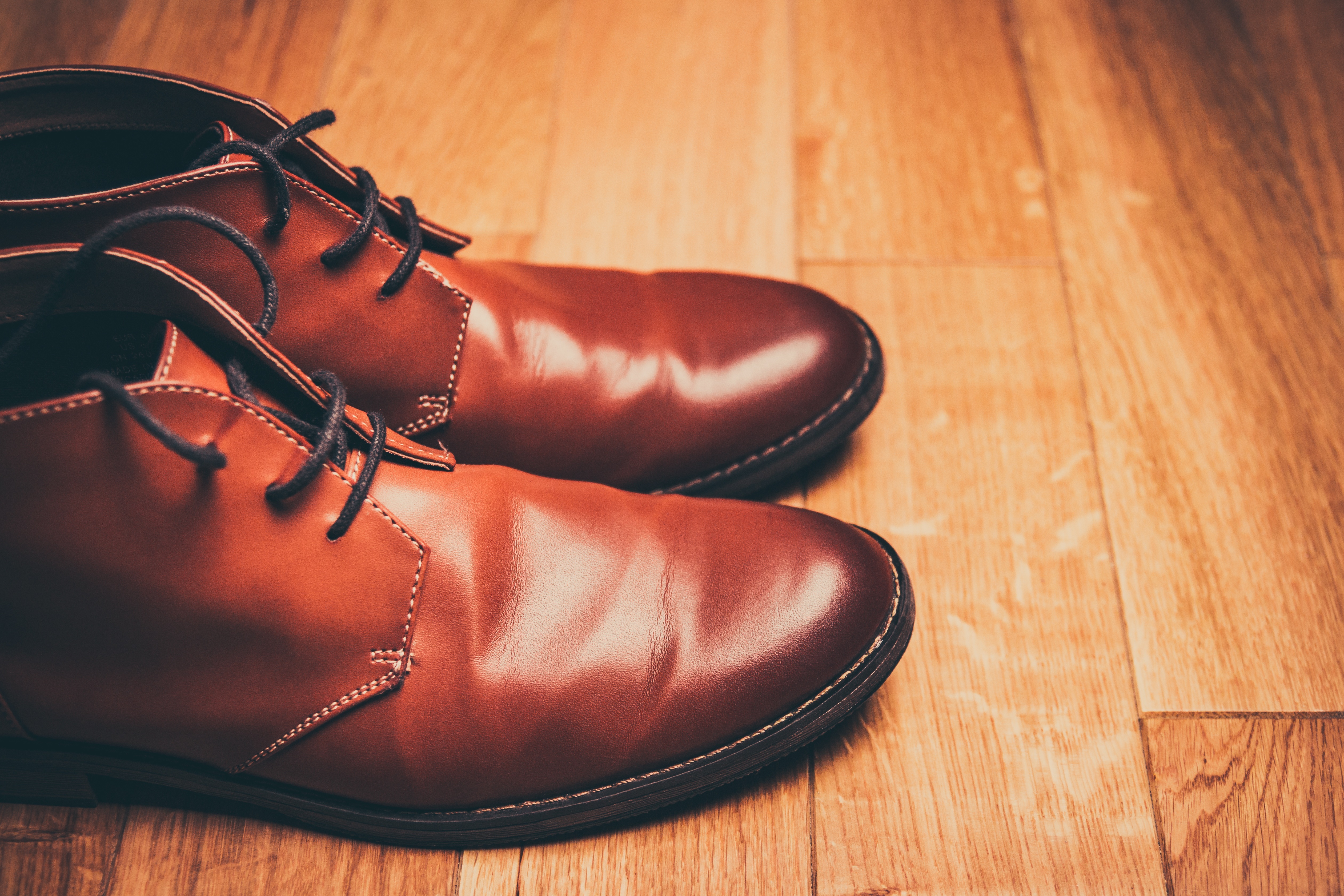 Keuntungan Memiliki Sepatu Kulit Pria Branded Kualitas Terbaik Sepatu kulit merupakan salah satu jenis sepatu yang wajib dimiliki oleh semua pria, karena sepatu kulit bisa digunakan untuk berbagai keperluan. Untuk kegiatan formal atau sekadar dipakai sehari – hari,