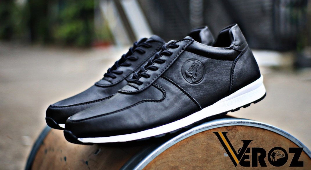 Rekomendasi Sepatu Sneaker Kulit Pria Terbaik Dan Beragam Kelebihannya Sepatu sneaker kulit pria kini menjadi salah satu jenis sepatu yang paling banyak diminati. Hal ini terlihat dari popularitasnya yang semakin tinggi.